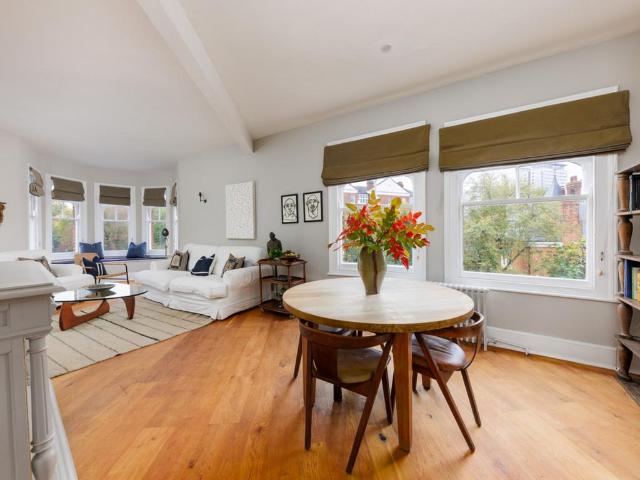 Flat for sale in Battersea, Greater London