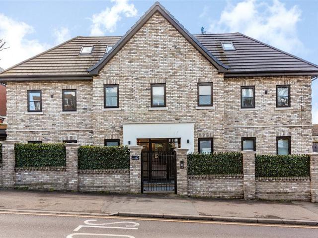 Flat for sale in Upminster, Greater London