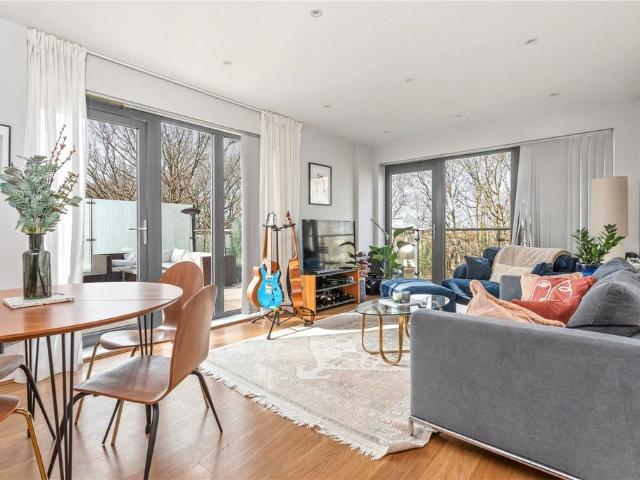 Flat for sale in London Borough of Wandsworth, Greater London