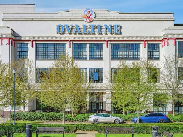 Flat for sale in Batchworth, Hertfordshire