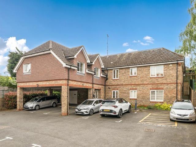 Flat for sale in Heronsgate, Batchworth