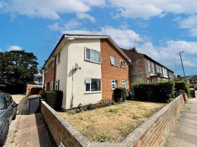 Flat for sale in Dunstable, Bedfordshire