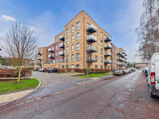 Flat for sale in Pouchen End, Hertfordshire