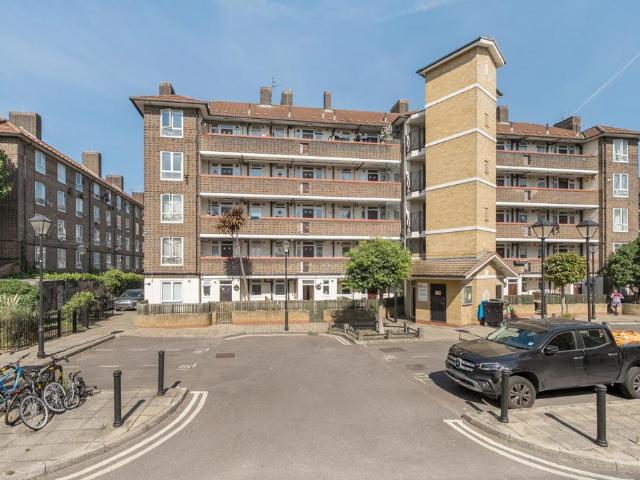 Flat for sale in Walworth, Greater London