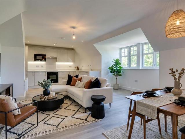 Flat for sale in Arundel, Clapham
