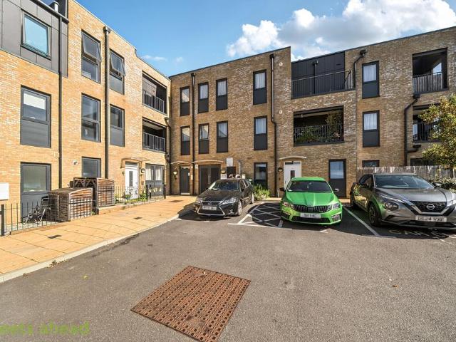 Flat for sale in London Borough of Croydon, Selhurst