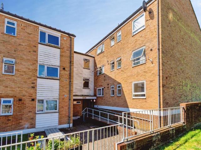 Flat for sale in Sleepers' Hill, Hampshire