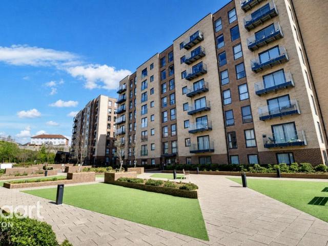 Flat for sale in Park Town, Luton