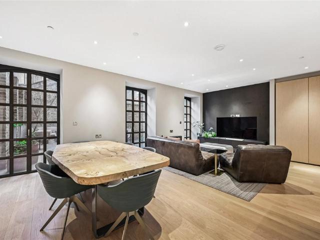 Flat for sale in Covent Garden, Greater London