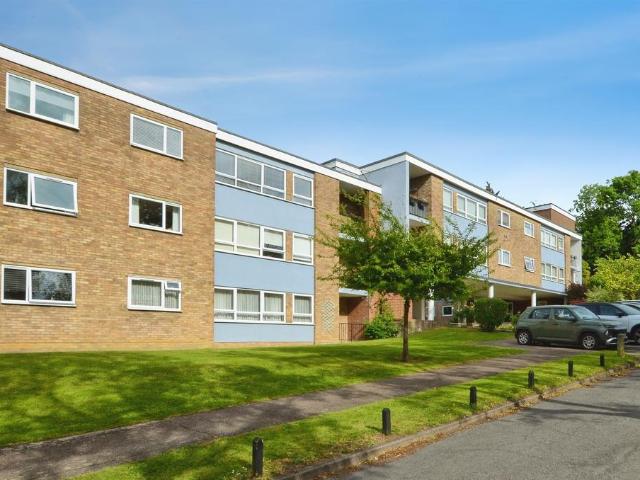 Flat for sale in Bushey, Bushey Heath