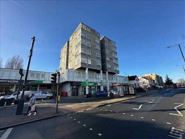 Flat for sale in London Borough of Hounslow, Hanworth