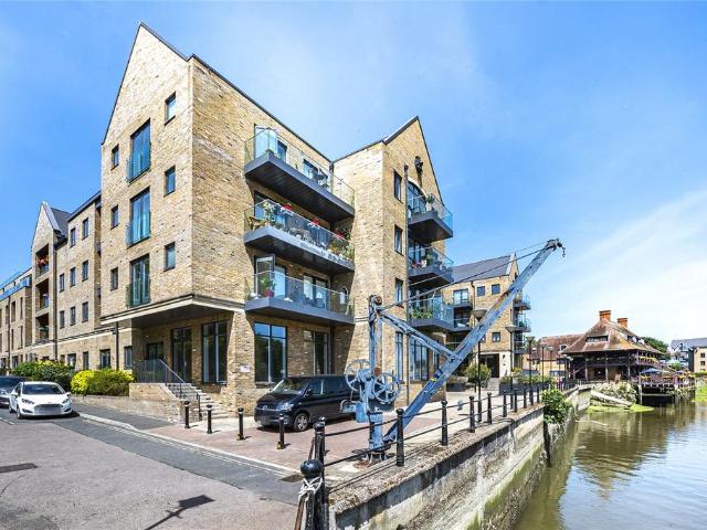 Flat for sale in London Borough of Hounslow, Greater London