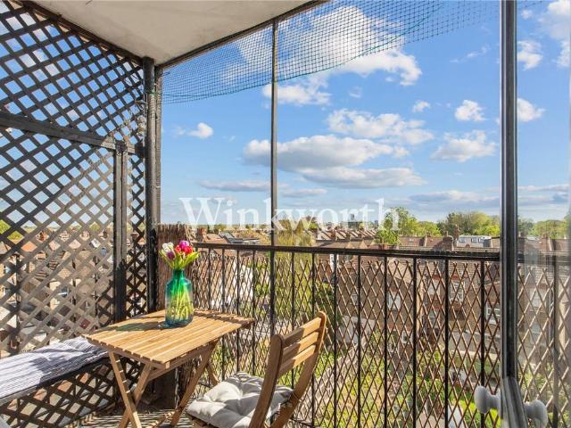 Flat for sale in Harringay, Greater London