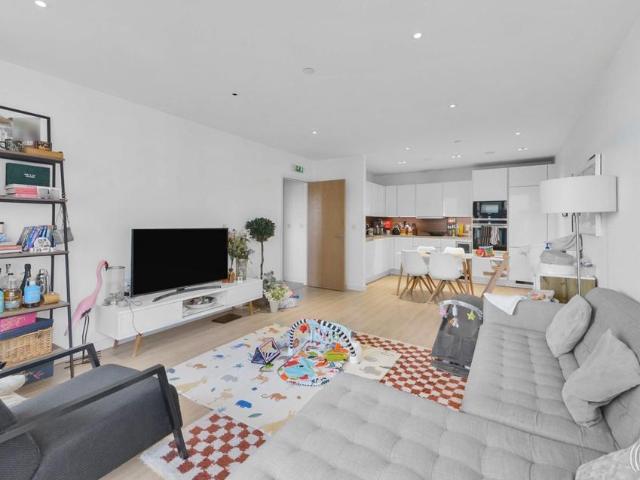 Flat for sale in Woodberry Down, Stamford Hill