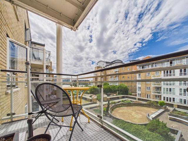 Flat for sale in Isle Of Dogs, Greater London