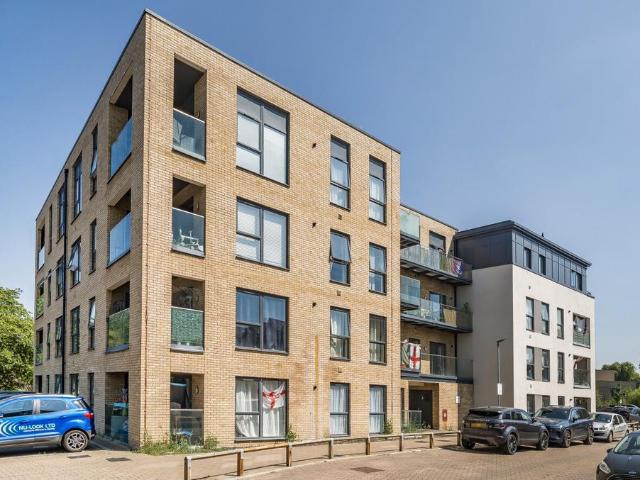 Flat for sale in Hackbridge, Greater London