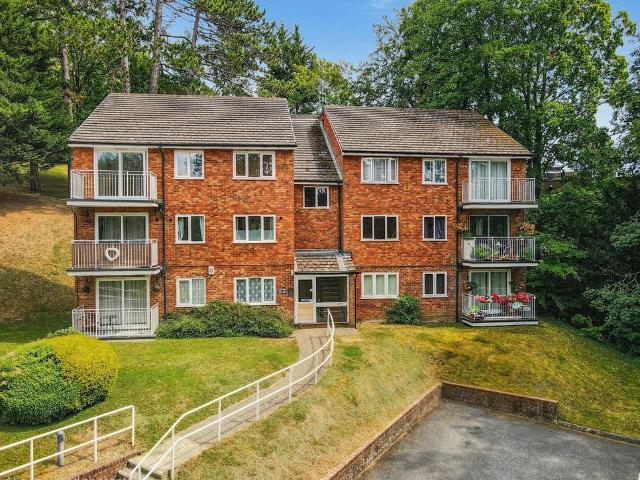Flat for sale in Hillview, Surrey