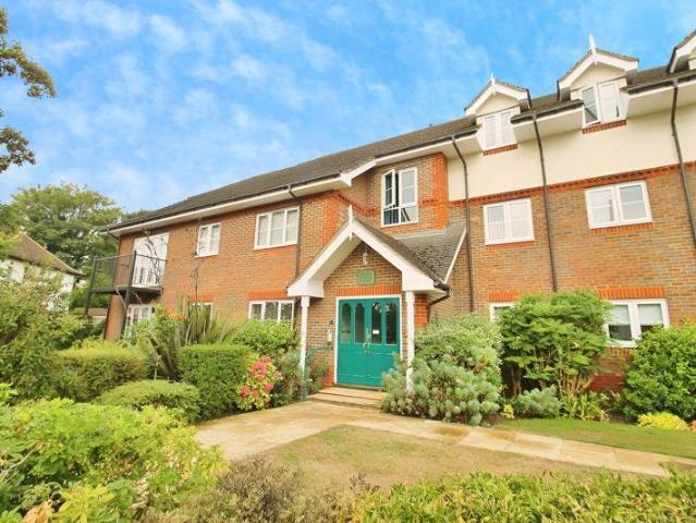 Flat for sale in Hatch End, Greater London