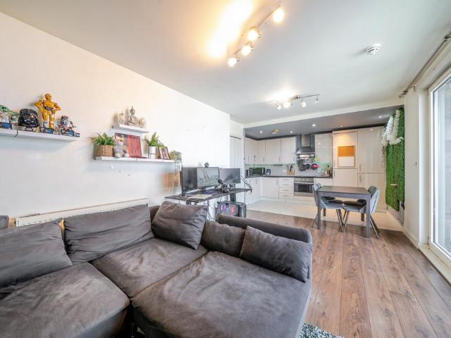 Flat for sale in Hayes, Greater London
