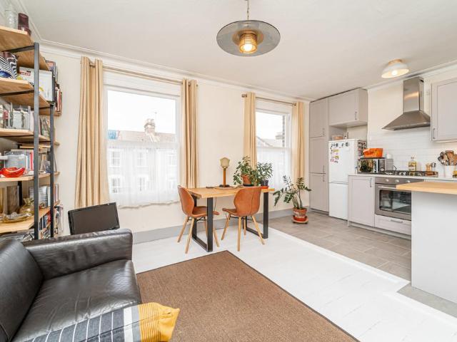 Flat for sale in Stroud Green, Greater London