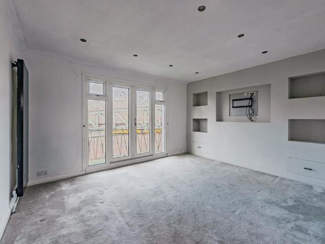 Flat for sale in Red Hill, Surrey