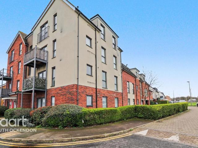 Flat for sale in Aveley, Essex