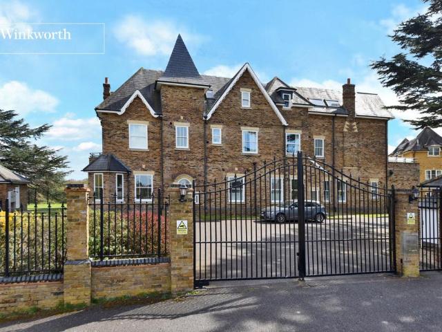 Flat for sale in Hackbridge, Greater London