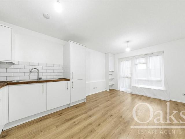 Flat for sale in London Borough of Croydon, South Norwood