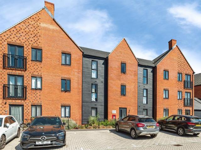 Flat for sale in Hounsome Fields, Priest Down