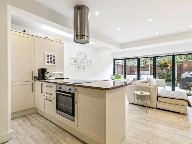 Flat for sale in Earlsfield, Greater London