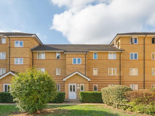 Flat for sale in Heath Court, Greater London