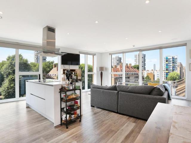 Flat for sale in Camberwell, Greater London