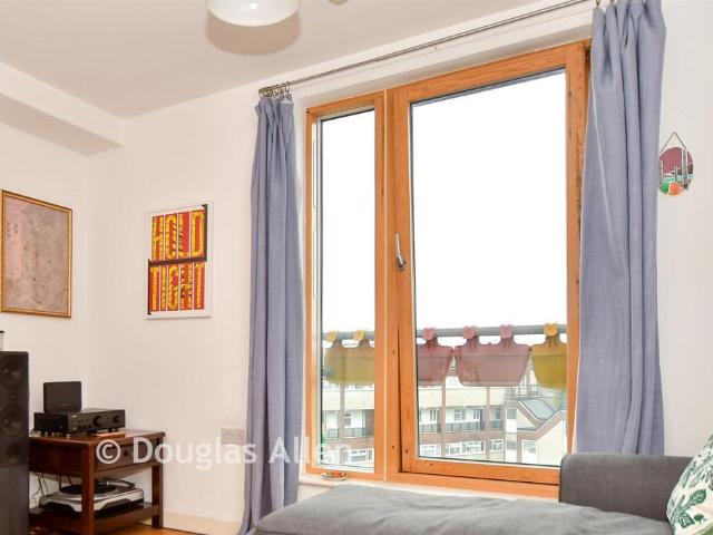Flat for sale in Upper Walthamstow, Greater London