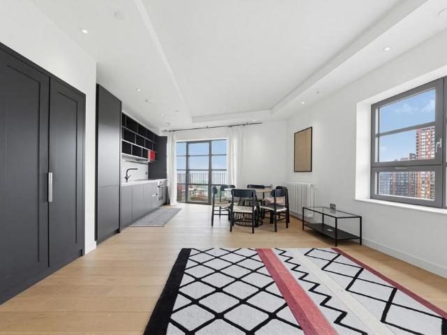 Flat for sale in London City Island, Blackwall