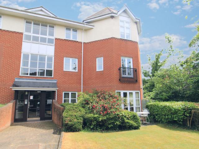 Flat for sale in Upminster, Greater London