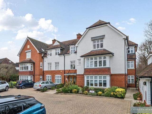 Flat for sale in Gidea Park, Greater London