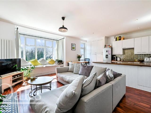 Flat for sale in Streatham, Greater London