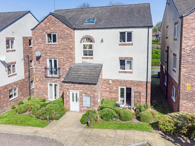 Flat for sale in Meanwood, West Yorkshire