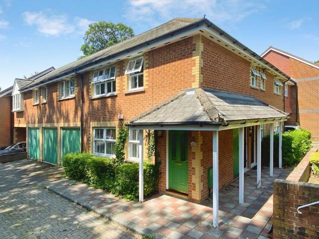 Flat for sale in Emmbrook, Wokingham