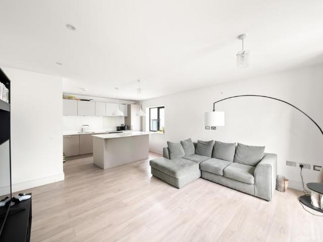Flat for sale in London Borough of Croydon, Selhurst