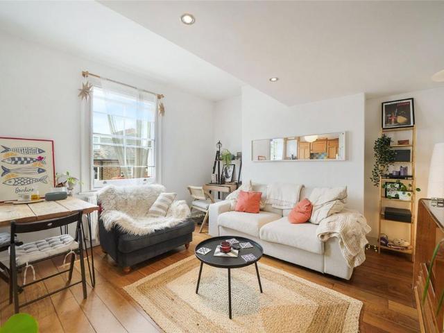 Flat for sale in Dartmouth Park, Greater London