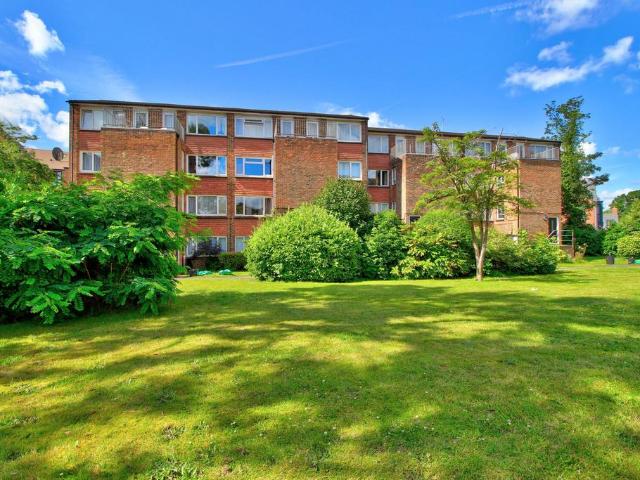 Flat for sale in Emmbrook, Wokingham