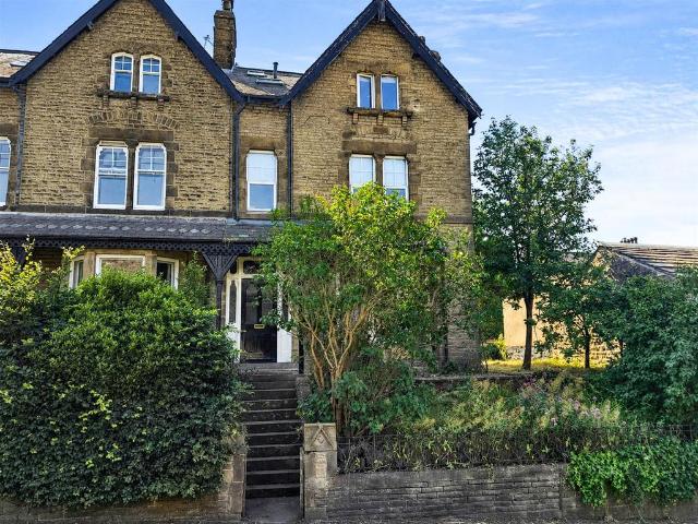 Flat for sale in West Yorkshire