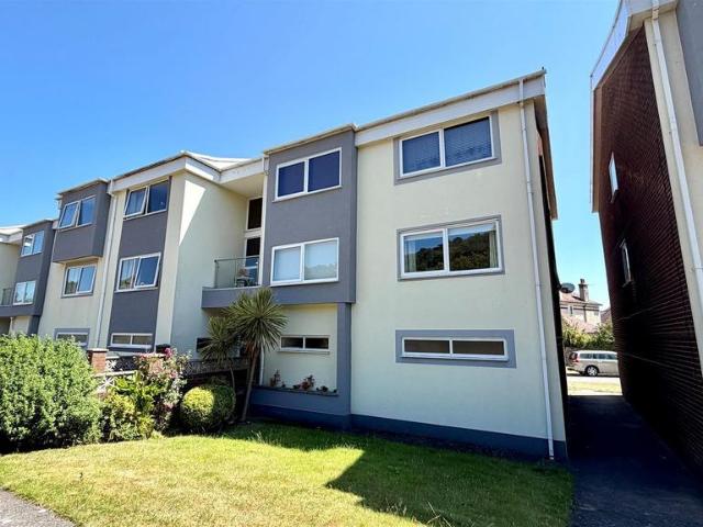 Flat for sale in Llandudno, Wales