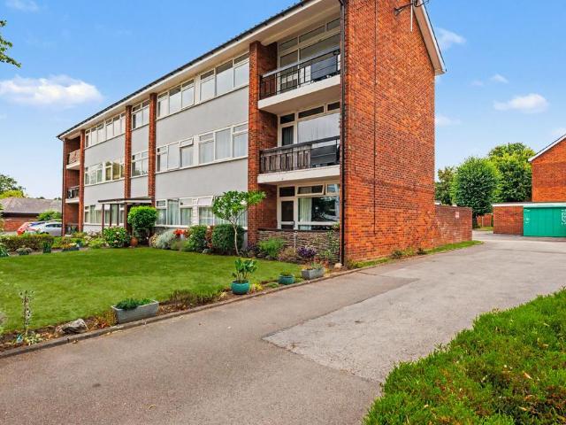 Flat for sale in Lillington, Green Close