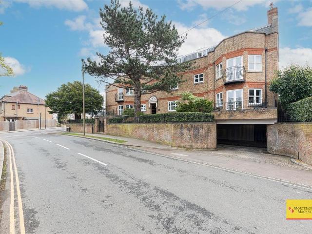 Flat for sale in Winchmore Hill, Greater London