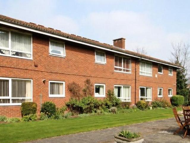 Flat for sale in Longlands, Greater London