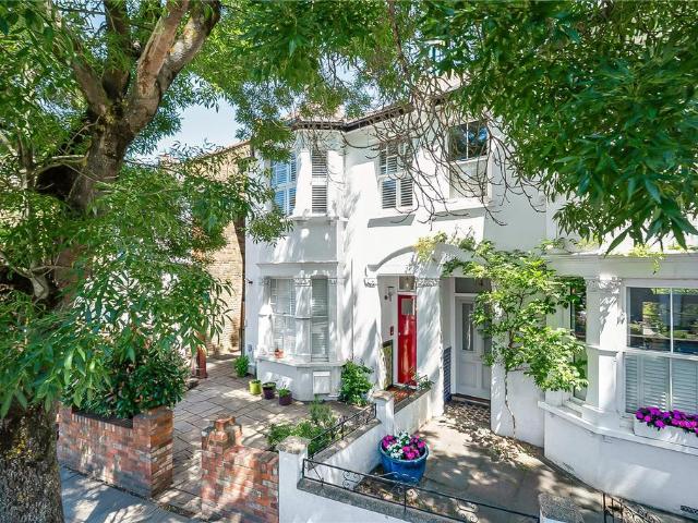 Flat for sale in St Margarets, Greater London