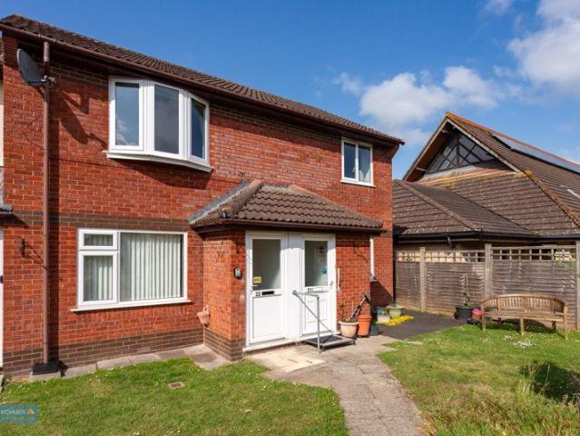 Flat for sale in Galmington, Rumwell