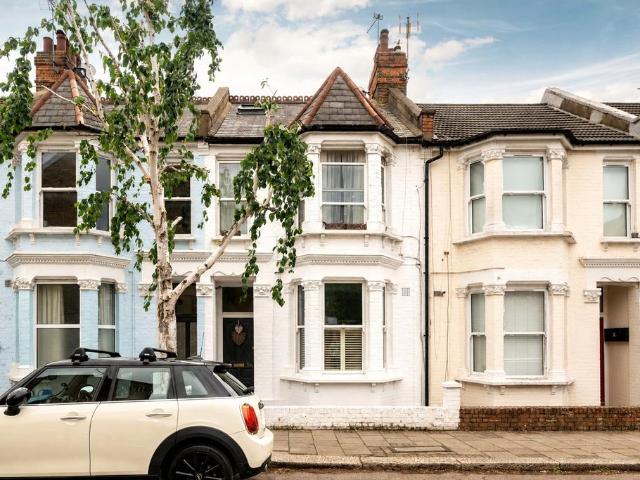 Flat for sale in Queen's Park, Greater London